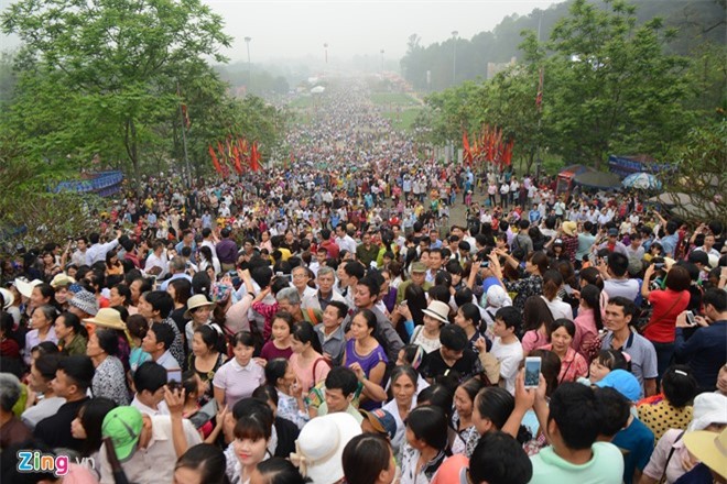 Ảnh: Giải cứu trẻ nhỏ sợ hãi, người lớn ngất xỉu trong biển người ở Đền Hùng 