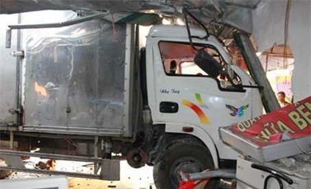 Đâm xe máy, ô tô lao vào nhà dân làm hai người nguy kịch đi cấp cứu