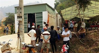 Mười thanh niên lái xế hộp xông vào nhà bắn chết một phụ nữ