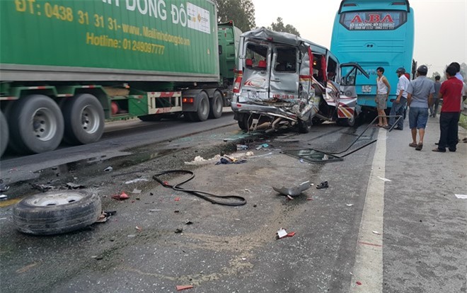 Ô tô gây tai nạn giao thông liên hoàn, 11 người đi cấp cứu