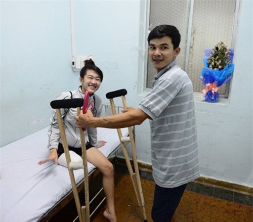 Nữ sinh bị cưa chân tươi tắn ngày xuất viện