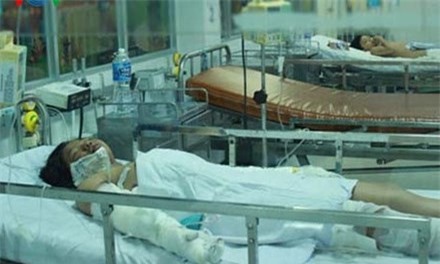 "Ác mẫu" tẩm xăng đốt con vì không bán hết vé số