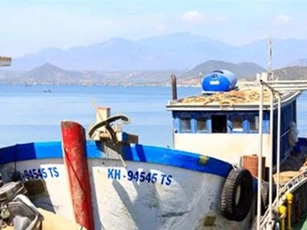 Bắt tàu chở 15.000 lít dầu DO không rõ nguồn gốc