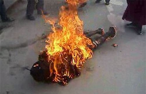 Đôi vợ chồng châm lửa tự thiêu do mâu thuẫn tình cảm?