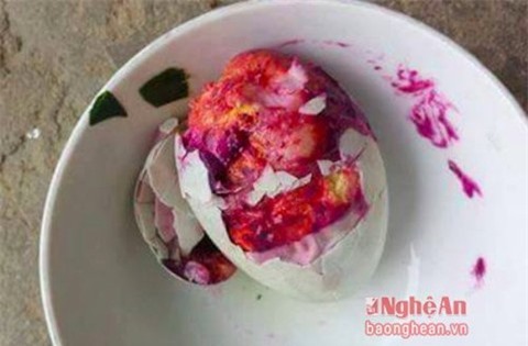 Hốt hoảng khi phát hiện trứng có màu lạ sau khi luộc chín