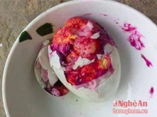 Hốt hoảng khi phát hiện trứng có màu lạ sau khi luộc chín