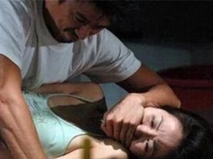 Lừa xem phim rồi hiếp dâm con gái riêng của 'vợ hờ'