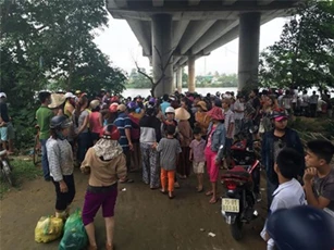 Sốc sau khi khám bệnh, một phụ nữ gieo mình xuống sông tự tử