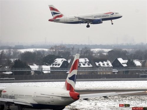 Phi cơ chở 137 người đâm vào máy bay không người lái khi đang hạ cánh