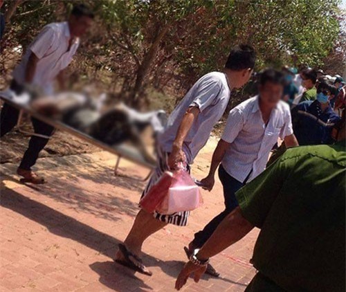 Tá hỏa phát hiện người đàn ông cháy đen trong bụi rậm