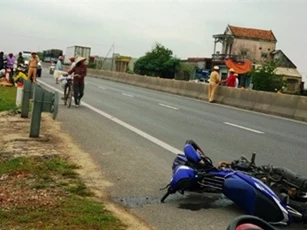 Tài xế ô tô tông chết thiếu niên rồi điên cuồng bỏ trốn