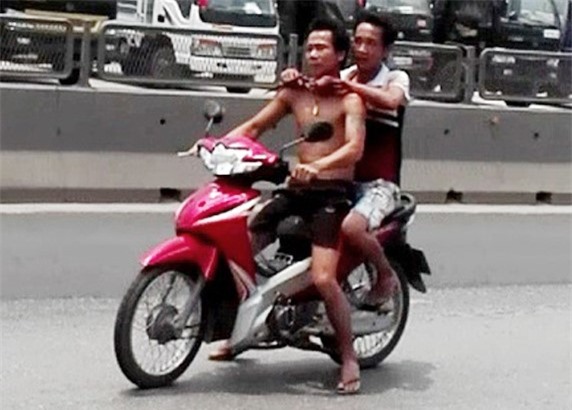 Nghệ An: "Đứng tim" cảnh nam thanh niên kề dao vào cổ, ép nạn nhân chở xe đi "dạo"