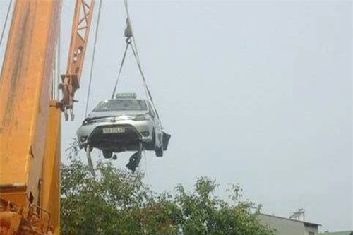 Taxi lao xuống hồ nước, 4 người tử vong