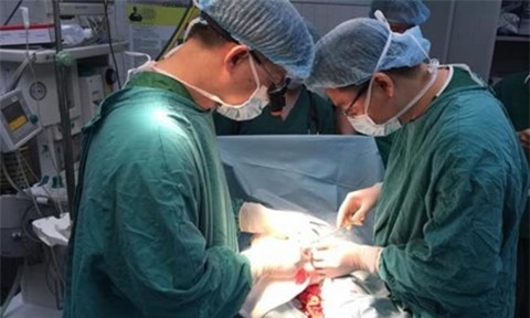 Xót xa bé trai 3 tuổi bị chú ruột cắt đứt dương vật