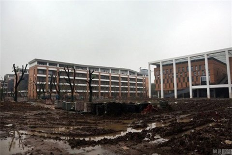 Xót thương 500 học sinh cùng mắc ung thư do ô nhiễm khi học tại trường