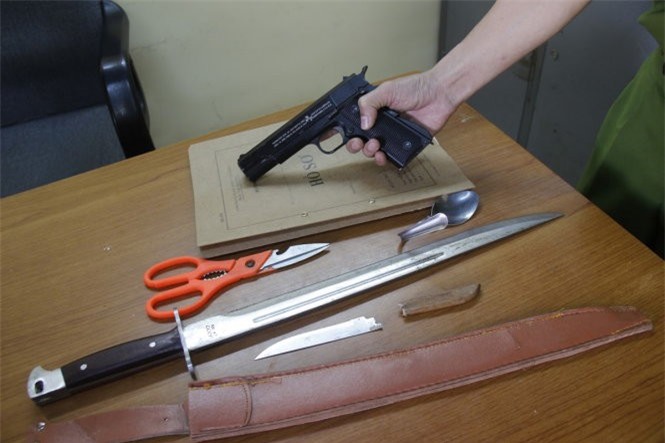 Ba anh em xách súng, kiếm đến bệnh viện để truy sát đối thủ