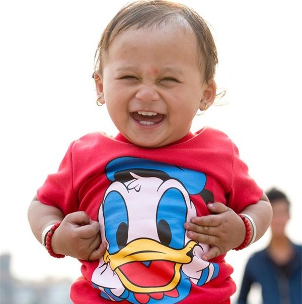 Bé sơ sinh bị chôn vùi 22 tiếng do động đất Nepal giờ ra sao?