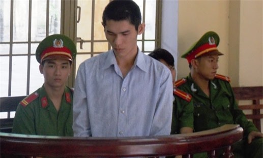 Con trai lĩnh án 9 năm tù vì giết chết người tình của mẹ