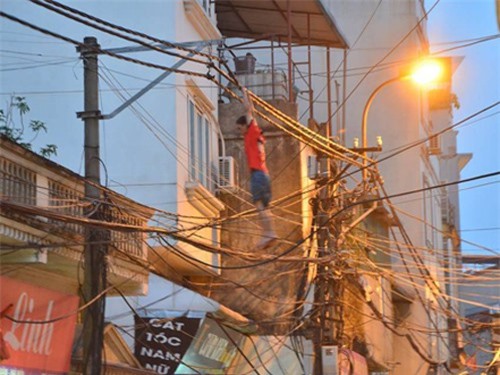 Hà Nội: Hoảng hồn thanh niên đu mình trên dây điện
