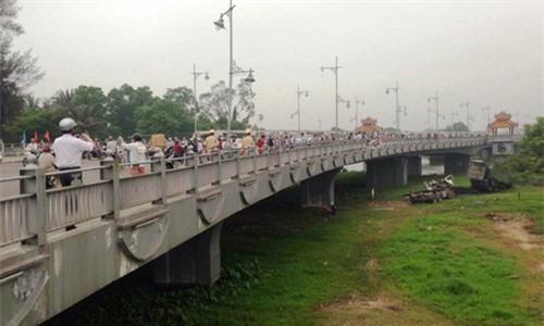 Lao xe tải từ cầu xuống đất, một tài xế chết thương tâm