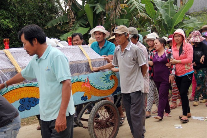 Nỗi đau xé lòng trong đám tang 9 học sinh chết đuối ở Quảng Ngãi