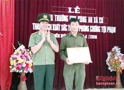 Thưởng nóng công an xã giải thoát con tin bị bắt cóc, khống chế