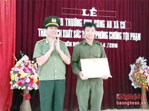 Thưởng nóng công an xã giải thoát con tin bị bắt cóc, khống chế
