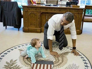 Tổng thống Obama “thi bò” cùng bé gái ngay trong Nhà Trắng