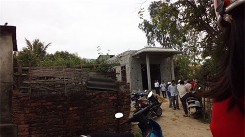 Vợ đau đớn, khóc ngất vì chồng lùi xe cán chết con gái 2 tuổi 