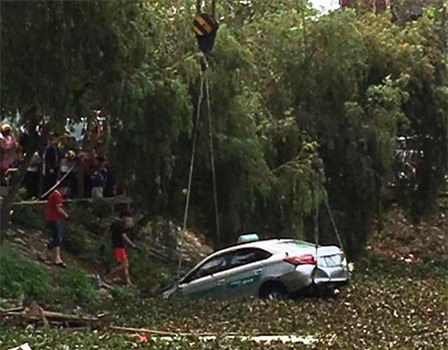 Vụ taxi lao xuống hồ: Phó thủ tướng yêu cầu kiểm tra doanh nghiệp taxi 