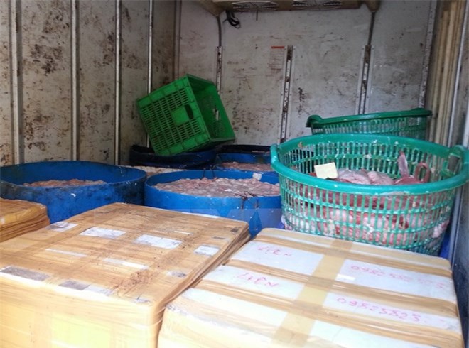 Bắt giữ xe tải chở 350kg mỡ bốc mùi hôi thối tuồn về Hà Nội