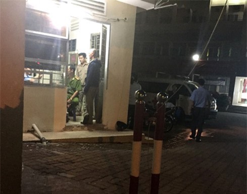 Côn đồ hung hãn xách kiếm xông vào chém người tại bệnh viện