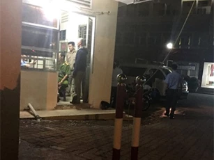 Côn đồ hung hãn xách kiếm xông vào chém người tại bệnh viện