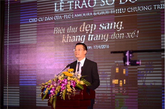 Cư dân phấn khởi nhận sổ đỏ biệt thự biển FLC L’Amoura