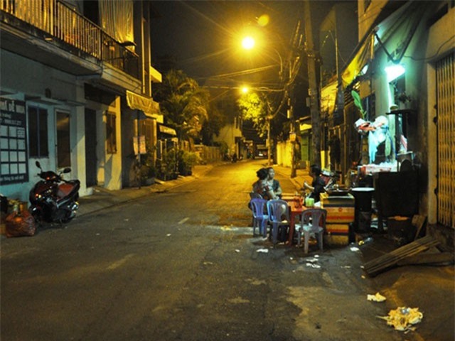 Đang ngồi ăn bánh với bạn gái, thanh niên bị đâm gục tại chỗ