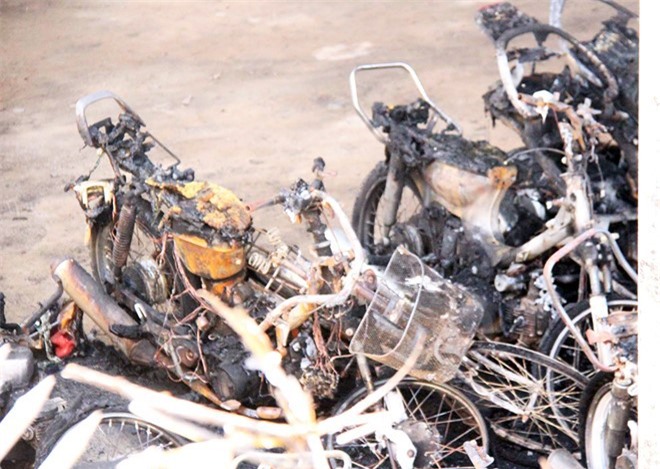 Hàng chục xe máy trong đồn công an bất ngờ bốc cháy
