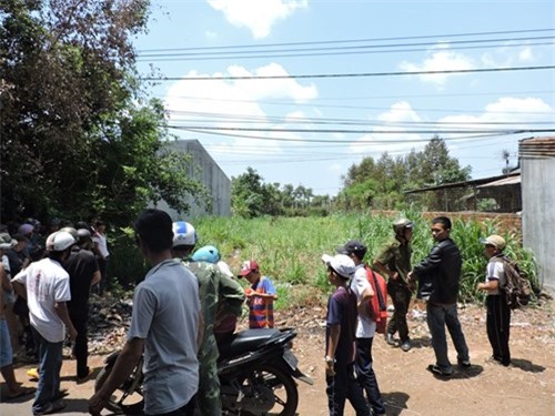 Hoảng hồn phát hiện xác người đàn ông đang phân huỷ trong bụi cỏ