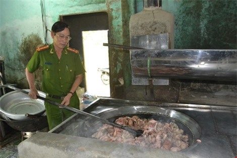 Kinh hoàng cơ sở chế biến mỡ bẩn ngay cạnh nhà vệ sinh