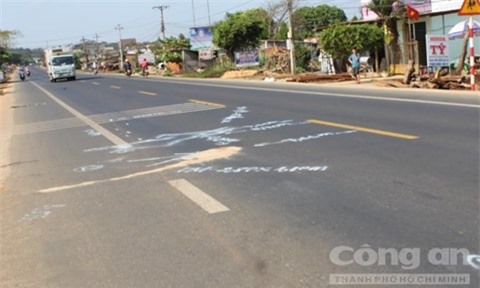 Truy tìm tài xế ôtô tông chết người trong đêm rồi bỏ trốn