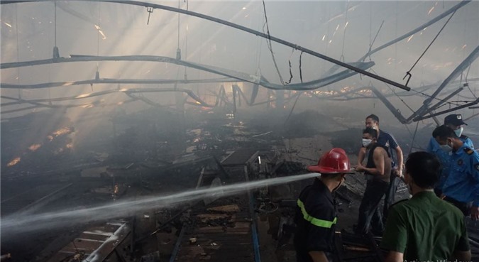 Cháy kinh hoàng tại xưởng gỗ thiêu rụi 3.000m2 nhà xưởng