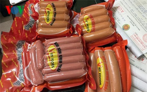 Hà Nội: Thu giữ gần 3 tấn xúc xích chứa chất cấm gây ung thư