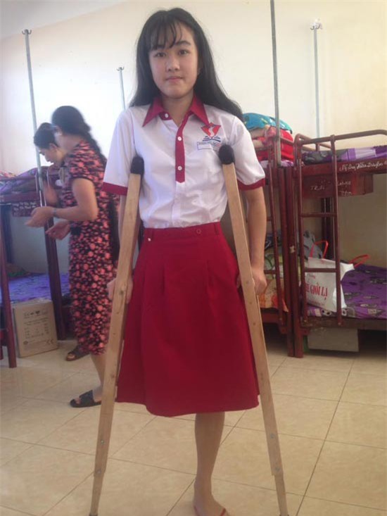 Nữ sinh bị cưa chân đi học ở ngôi trường mới
