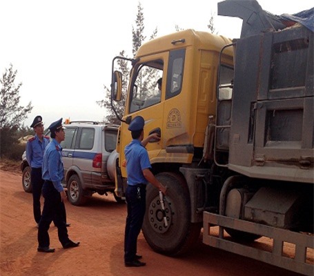 Tài xế cố thủ trong xe vi phạm, chống đối Thanh tra giao thông