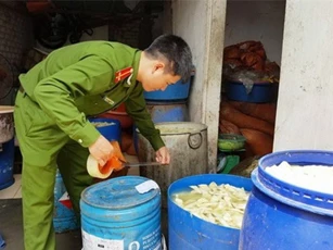 Hàng chục tấn măng tươi ngâm chất cấm vàng ô được mang đi tiêu thụ