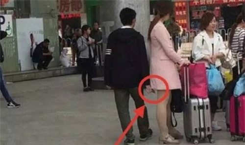 Kẻ biến thái dùng smartphone chụp lén "điểm nhạy cảm" phụ nữ