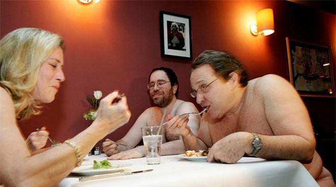 Sốc: Hơn 12.000 người đặt chỗ dùng bữa tại nhà hàng khỏa thân