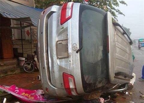 Xế hộp mất lái lao vào nhà dân trong đêm, 5 người thương vong