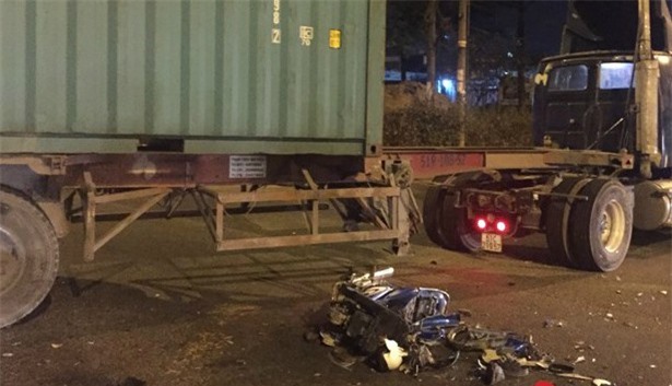 Xe máy phóng nhanh đâm vào xe container nát vụn, 3 người thương vong