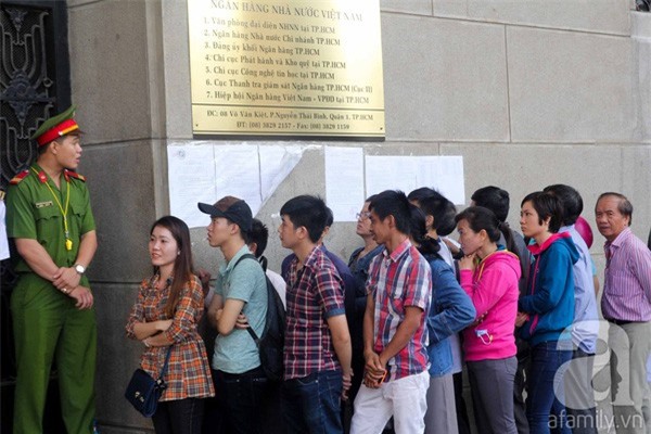 Xếp hàng từ sớm, người Sài Gòn vẫn chưa mua được tiền lưu niệm