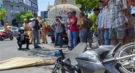 Dắt xe máy đi bộ, người đàn ông bị xe bồn cán tử vong
